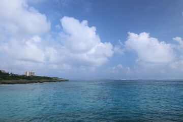 Naklejka premium 日本の沖縄、宮古島の海岸の風景