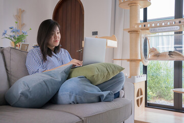 Obraz premium pet lover concept by asian woman she work and play with her cat