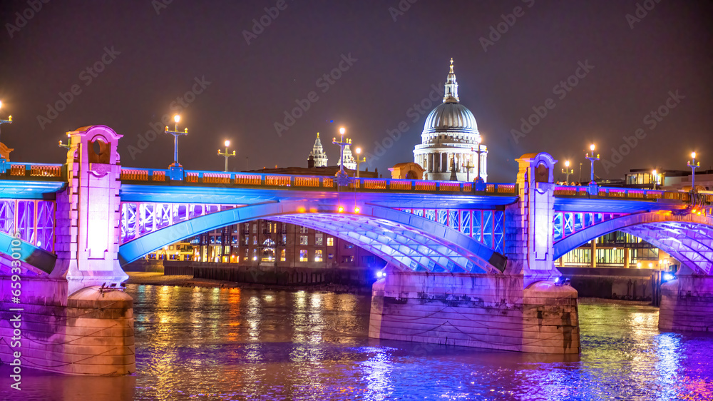 Poster London - September 2012: London City lights with major tourist attraction