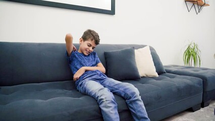 a child scratches his skin because of bedbug bites