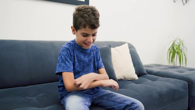 a child scratches his skin because of bedbug bites