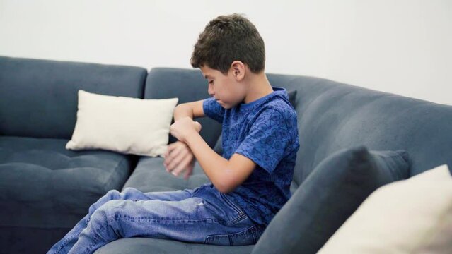 a child scratches his skin because of bedbug bites