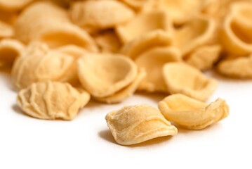 Orecchiette fresche isolate su fondo bianco, tradizionale pasta pugliese, cibo italiano 