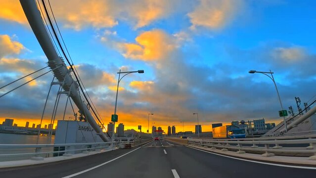 早朝の高速道路を走る車からの景色