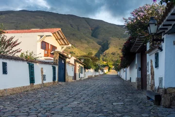 Fotobehang Calles empedradas de la ciudad colonial de Villa de Leyva, en el centro norte de Colombia © Xavier