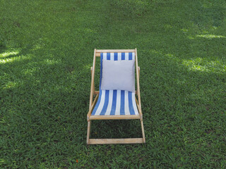 deckchair with white pillow on green grass backyard - 659367125