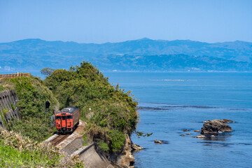 Fototapeta premium 富山湾沿いを走る氷見線の列車