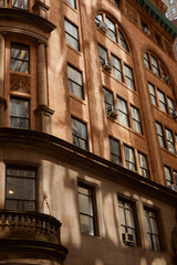 Obraz premium vintage stone building with balustrade on balcony in downtown of new york city, urban architecture