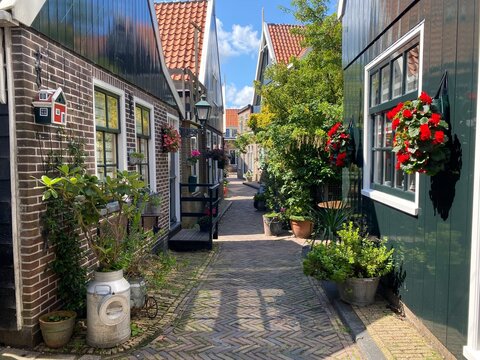 Boutique authentic wooden houses and beautiful gardens, villa style, bungalow style, houses in nature, located in the Edam Volendam Marken region of the Netherlands