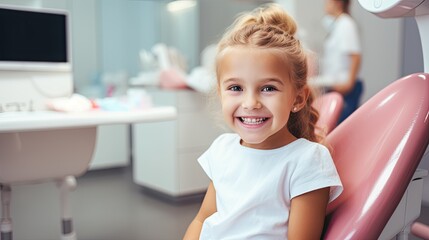 Girl smiling in the dentistry - obrazy, fototapety, plakaty