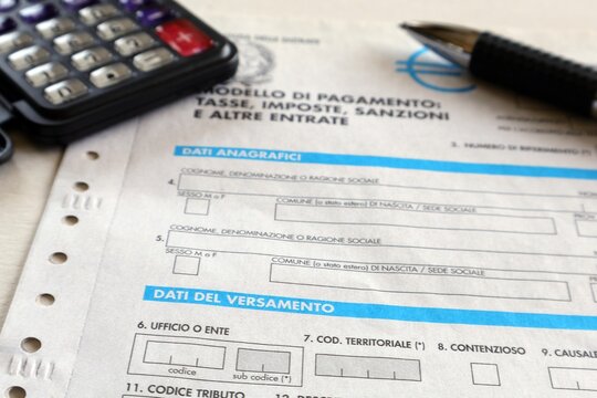 Compilazione moduli, tasse in Italia, pagamento unificato.