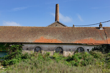 vieille usine avec cheminée abandonnée, filature en faillite