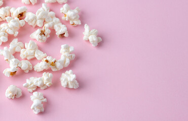 Obraz na płótnie Canvas Popcorn on pink background texture