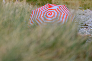 rot-weiß gestreifter Sonnenschirm ohne Menschen
