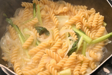 ショートパスタを茹でている様子