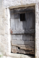Fototapeta na wymiar Porte ancienne geôle de prison médiévale, escape game