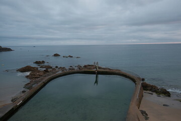Obraz premium Piscine d'eau de mer à Saint-Quay-Portrieux en Bretagne - France
