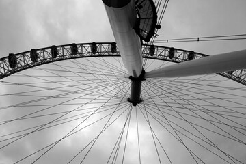 Mirando hacia las alturas, El London Eye en Londres - obrazy, fototapety, plakaty