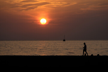 Fototapeta na wymiar sunset on the beach