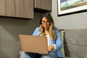 Mujer embarazada de 31 años trabajando en la oficina con su compañero hombre de 52 años. 