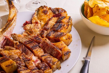 Bistecca di carne cotta al sangue e servita in una braceria elegante con contorno di patate al forno