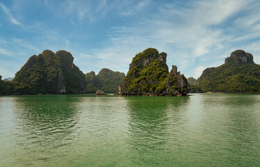 Obraz premium View of some of the 1,600 limestone island, that looks like something right out of a movie. UNESCO World Heritage Site since 1994 features a wide range of biodiversity.