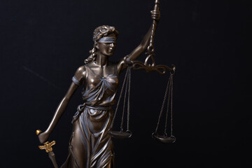 Obraz premium Themis statue and judge gavel in the law faculty library.