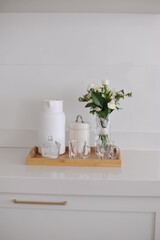 tabua do café com flores delicadas brancas em cozinha de quartzo branco 