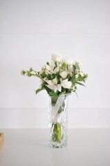 buquê delicado de flores brancas decoração linda de casamento 