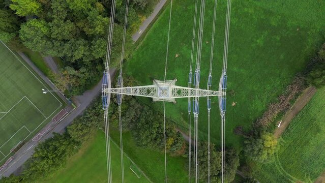 Drohne Video Luftaufnahme von oben von einem Strommast mit vielen Stromleitungen im l&auml;ndlichen Raum