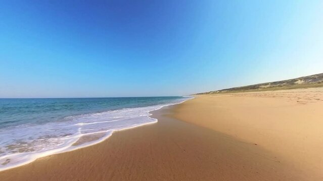 wundersch&ouml;ner einsamer menschenleerer Sandstrand, Horizont, Brandung, Wellen, Strandspaziergang
