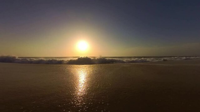 Das perfekte Zusammenspiel im Abendlicht - Wellenzauber in Slow-Motion im goldgelben Sonnenuntergang, Strand, Meer, surfen, Meeresrauschen, Urlaub,  Romantik, Abendstimmung