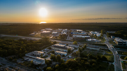 Widok z lotu ptaka miasta Gdynia o wschodzie słońca 