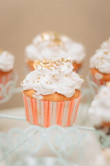 Plano frontal de cupcake con glaseado blanco con perlas  