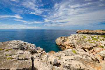 Krajobraz morski i widok na skaliste wybrzeże, pocztówka z podróży, urlop i zwiedzanie hiszpańskiej wyspy Menorca, Hiszpania - obrazy, fototapety, plakaty