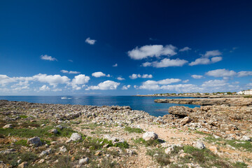 Krajobraz morski i widok na skaliste wybrzeże, pocztówka z podróży, urlop i zwiedzanie hiszpańskiej wyspy Menorca, Hiszpania © anettastar