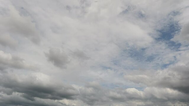 Timelapse C&eacute;u e nuvem chuva. Nuvens de tempestade cinzentas escuras. C&eacute;u dram&aacute;tico. ilumina&ccedil;&atilde;o em escuro tempestuoso nublado. Belas nuvens de tempestade