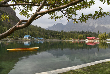 Naklejka premium boat on the lake in upper kachura, skardu, Pakistan