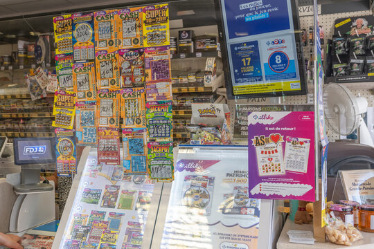 vente de jeux d'argent chez un buraliste, tickets &agrave; gratter et loterie
