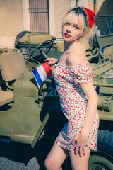 Jeune fille Pin-up et Jeep Willys US - 659623310