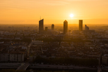 Lever de soleil sur les tours du quartier d&rsquo;affaire de la Part-Dieu &agrave; Lyon depuis Fourvi&egrave;re