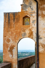 Obraz premium Panoramic view of the Tuscan landscape through one of the passages in the plastered walls of Castle of Lari (Castello dei Vicari) in Lari, Italy