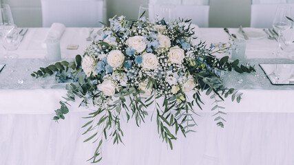 Blumenschmuck Hochzeit Brautpaartisch