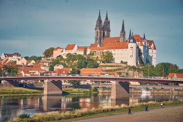 Obraz premium Blick vom Elbberg über die Elbe auf die Altstadt von Meißen mit Burgberg, Albrechtsburg und Dom