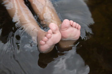 Pies descansando en el agua