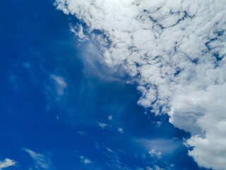 Naklejka premium Horizontal photograph of blue sky with quite a few white clouds, sunny day