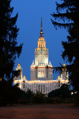 Obraz premium Lomonosov Moscow State University at night, view from the Botanical Garden
