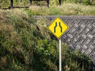 道路標識(警戒標識)「幅員減少」。