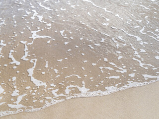Fototapeta na wymiar 透明で美しい海の波打ち際。 