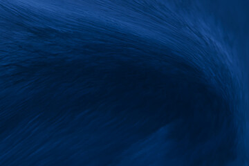 暗い深海の底へと大きなうねりとなって沈み込むような重く暗い群青色のイメージ